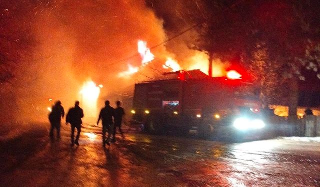 Bolu'da iki katlı ev alevlere teslim oldu