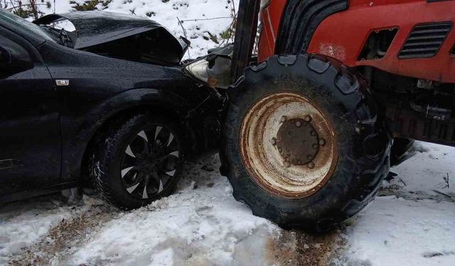 Bolu'da traktör ile otomobil kafa kafaya çarpıştı: 1 yaralı