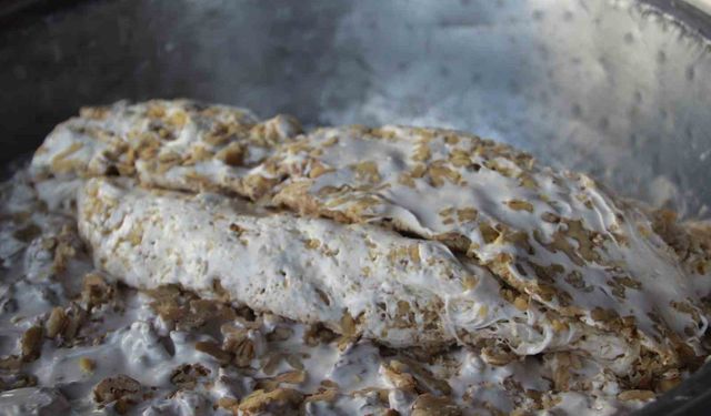 Bu helva kışın üşütmüyor: Yapımı 3 gün sürüyor