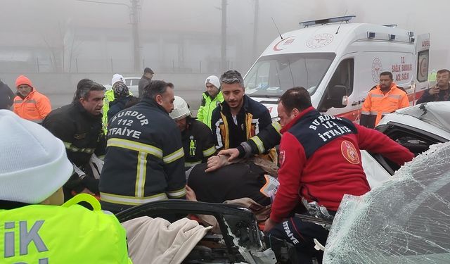 Burdur'da yoğun siste zincirleme kaza: 1'i ağır 2 yaralı