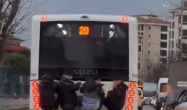 Bursa'da belediye otobüsünde tehlikeli yolculuk