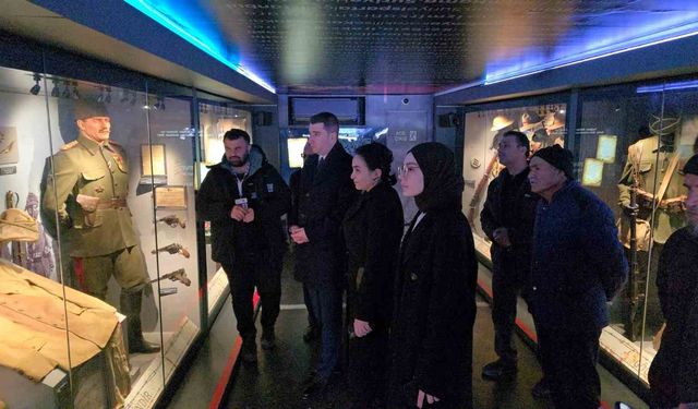 Çanakkale Savaşları Mobil Müzesi Sındırgı'da yoğun ilgi gördü