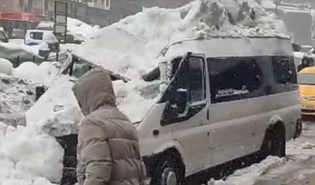 Çatıdan düşen kar kütlesi aracı kullanılmaz hale getirdi