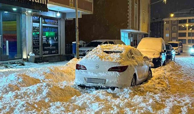Çatıdan düşen kar kütlesi park halindeki otomobile zarar verdi