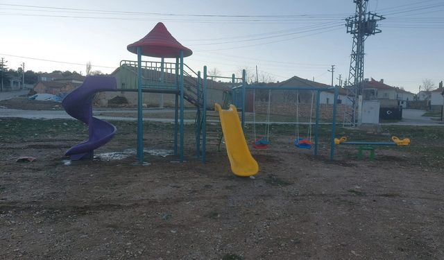 Çocukların okula oyun parkı talebi yerine getirildi