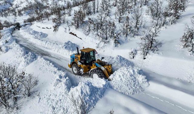 Çüngüş'te bin 500 metre rakımda yollar kardan temizleniyor