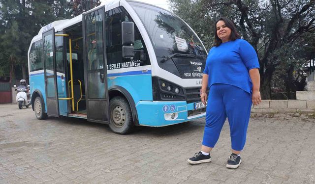 Dolmuşçu Zeynep, direksiyon sallayarak ekmek parasını kazanıyor