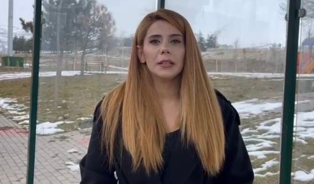 Durakta genç kızları gizlice görüntüleyen şahsa kadın muhtardan tepki