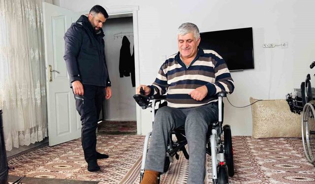 Duyarlı vatandaştan engelli vatandaşa akülü sandalye desteği