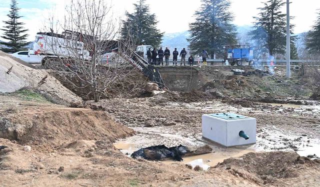 Eğirdir'den gelen içme suyu borusundaki patlak ekiplerce giderildi