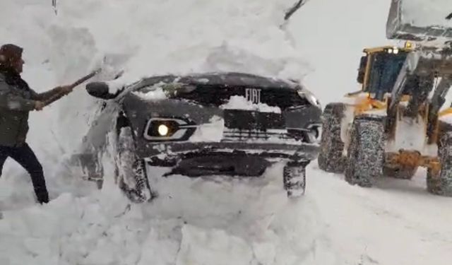 Eğribel Geçidi'nde bir araç yoldan çıkarak kara gömüldü