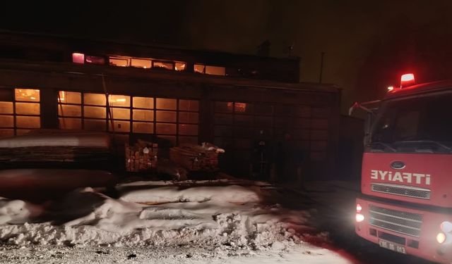 Erciş'te iş yeri yangını
