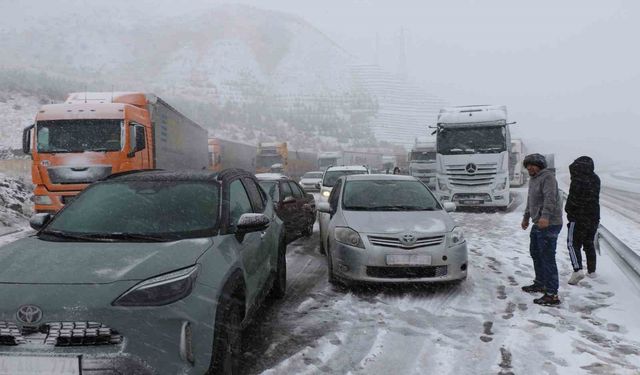 Erzincan-Sivas kara yolunda ulaşım güçlükle sağlanıyor