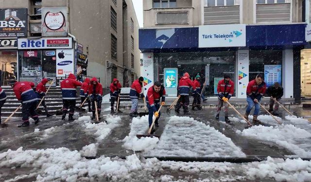Erzincan'da belediye ekipleri karla mücadele çalışmasını sürdürüyor