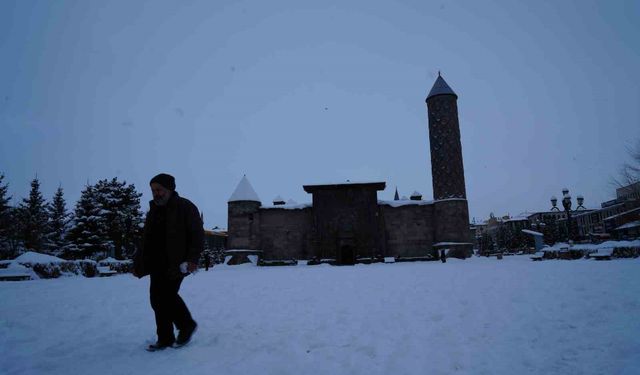 Erzurum'da 690 mahallenin yolu ulaşıma kapalı