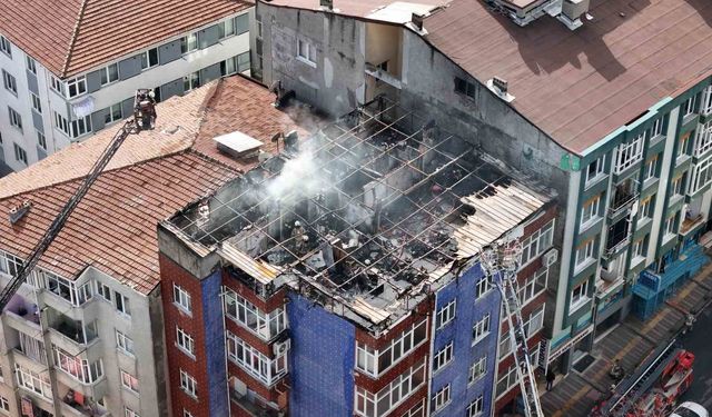 Esenler'de binanın en üst katında çıkan yangında alevler gökyüzüne yükseldi