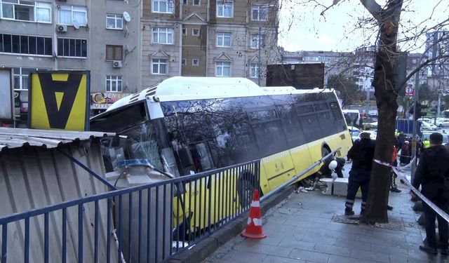 Esenler'de İETT Otobüsünün direksiyon hakimiyetini kaybetmesi sonucu otoparka daldı. Olay yerine çok sayıda ekip sevk edildi.
