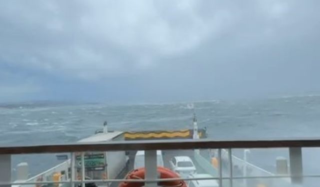 Eskihisar iskelesine yanaşamayıp sürüklenen arabalı feribot güvenli bölgede fırtınanın geçmesini bekliyor