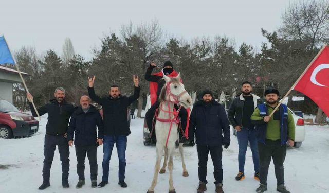 Esnaf at üstünde Türk bayrağı ile tur attı