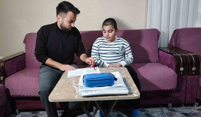 Evde eğitimle derslerini aksatmıyor, polis olma hayali kuruyor