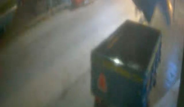 Finike'de hortumun römorku yerinden oynattığı anlar güvenlik kamerasında