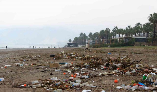Fırtınayla birlikte dalgaların getirdiği çöpler sahilde toplandı