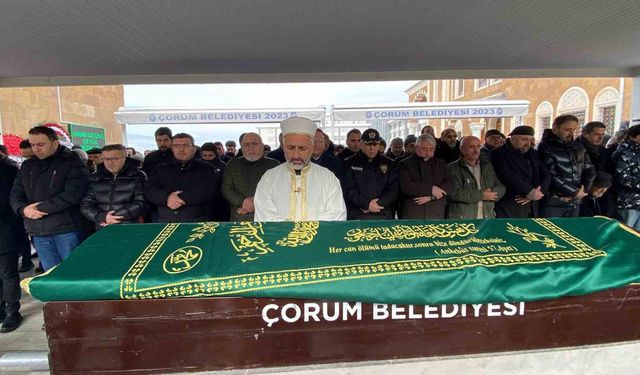 Gazeteci Cüneyt Özdemir'in annesi Çorum'da toprağa verildi