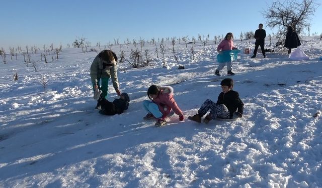Gaziantep'te çocuklar tepsi, poşet ve leğenlerle kayarak eğlendi