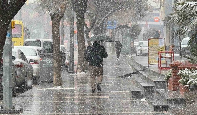 Gaziantep'te yoğun kar yağışı etkili oluyor