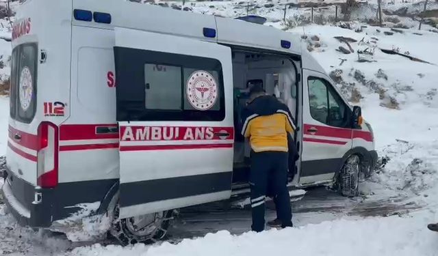 Gercüş'te kar nedeniyle kapanan yolda mahsur kalan ambulans kurtarıldı