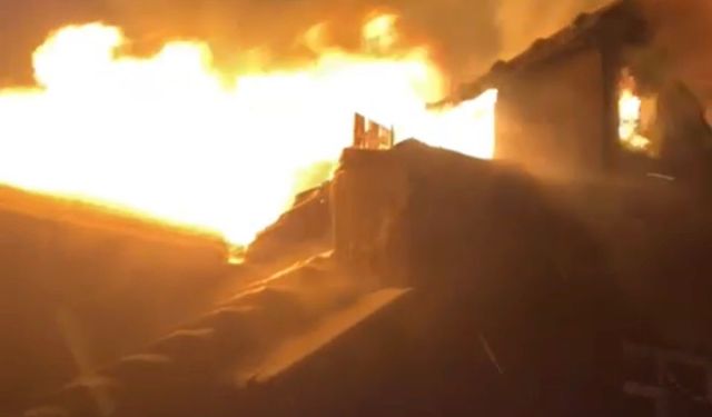 Gönen'de ev yangını: Çatı alevlere teslim oldu