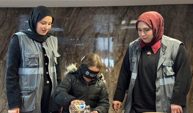 Gözlerini bağlayıp su doldurdular: Öğrencilere 'Beyaz Baston' farkındalığı