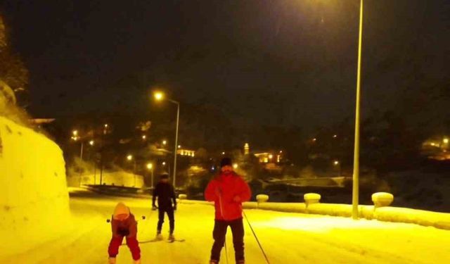 Gümüşhane'de kayakçılar kar yağışını fırsata çevirdi: Şehir merkezine kayarak indiler