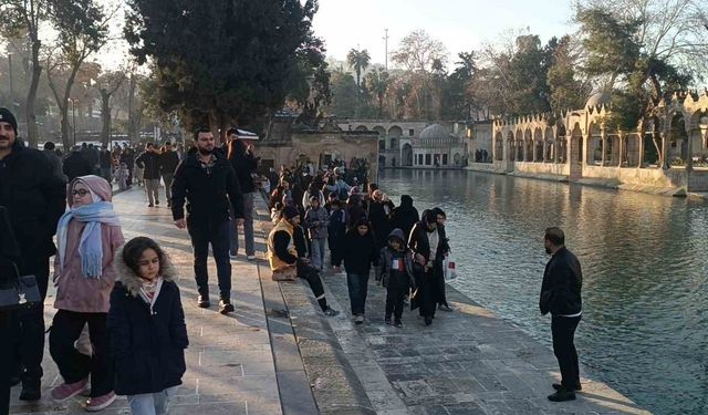 Güneşi gören soluğu Balıklıgöl'de aldı