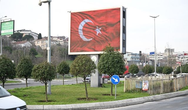Hain provokasyona karşı Gaziosmanpaşa'da ekranlar Türk bayraklarıyla donatıldı