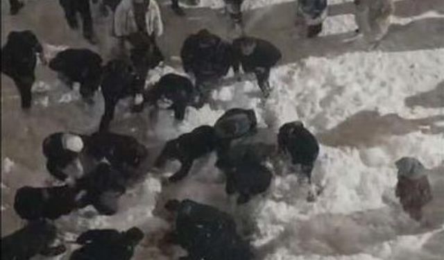 Hakkâri'de çatıdan düşen kar kütlesinin altında kalan öğrenci yaralandı