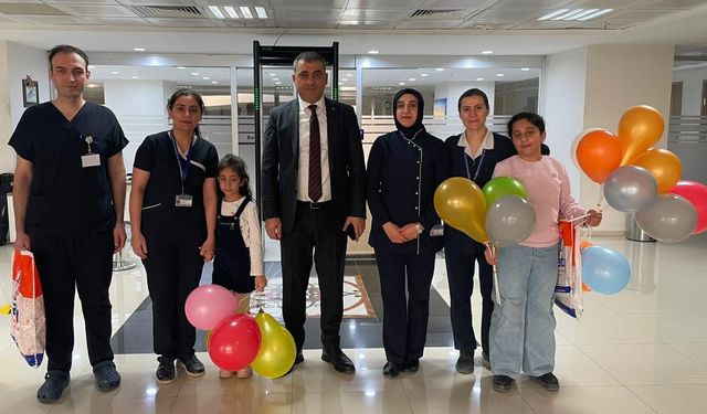 Hastanede yatan çocuklar, karne heyecanı yaşadı