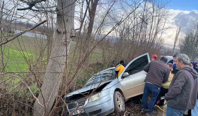İnegöl'de kontrolden çıkan otomobil ağaca çarptı: 1 yaralı