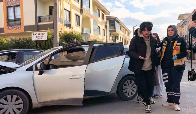 İnegöl'de otomobiller çarpıştı: 3 yaralı