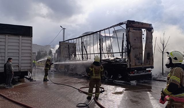 İnegöl'de park halindeki sünger ve mobilya yüklü tır dorseleri alev alev yandı