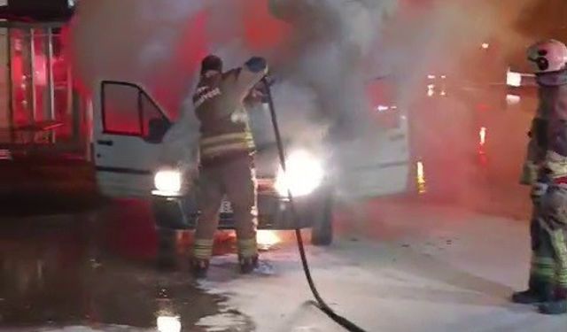 İskenderun'da seyir halindeki araç alevlere teslim oldu