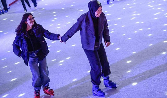 İzmir'de kışın keyfi buzda yaşanıyor