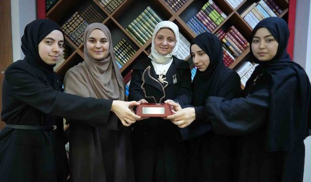 İzmitli kız öğrenciler Arapça münazarada dünya ikincisi oldu
