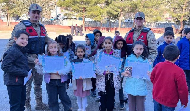 Jandarma, öğrencilerin karne heyecanına ortak oldu