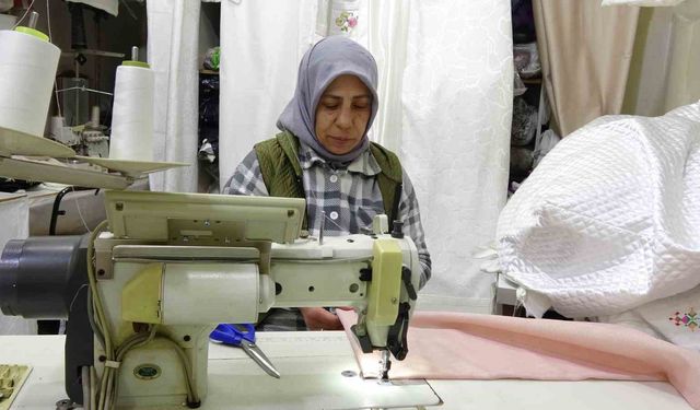 Kadın terzi, veresiye aldığı makinelerle kendi işini kurdu