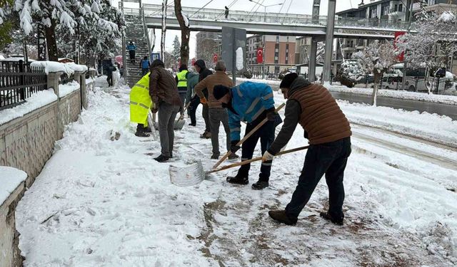 Kaldırımlardaki karlar temizleniyor
