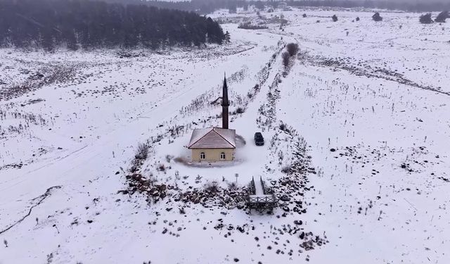 Kamp severlerin uğrak noktası Aladağlar'da kış güzelliği