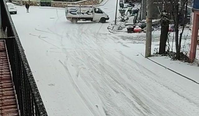 Kamyonet buzlanan yolda kayarak ilerledi