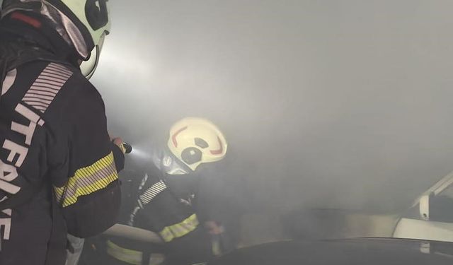 Kapalı otoparkta duran otomobile alevler sarsı