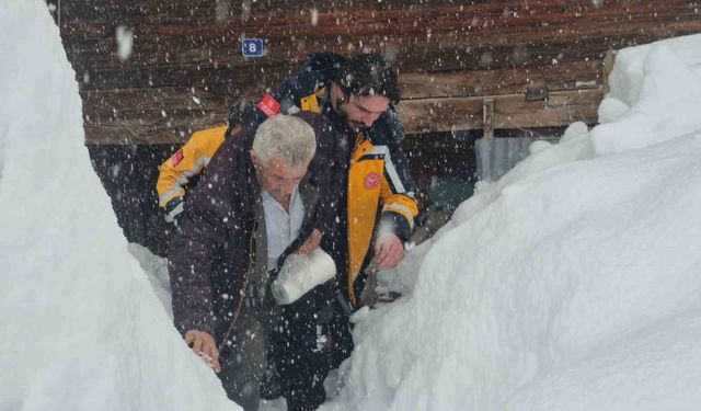 Kar nedeniyle evinde mahsur kalan hastayı sağlık ekipleri kurtardı